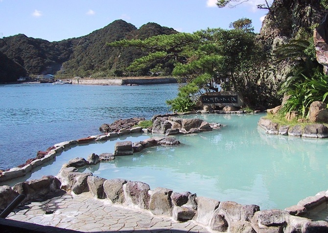 Onsen in Nachikatsuura, Japan (Chris 73 / Wikimedia Commons), stay in a ryokan, the real japan