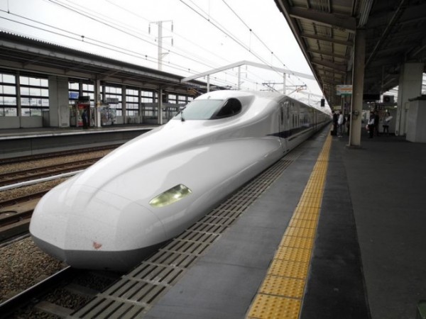 N700 shinkansen stopping at Shin-Kobe station