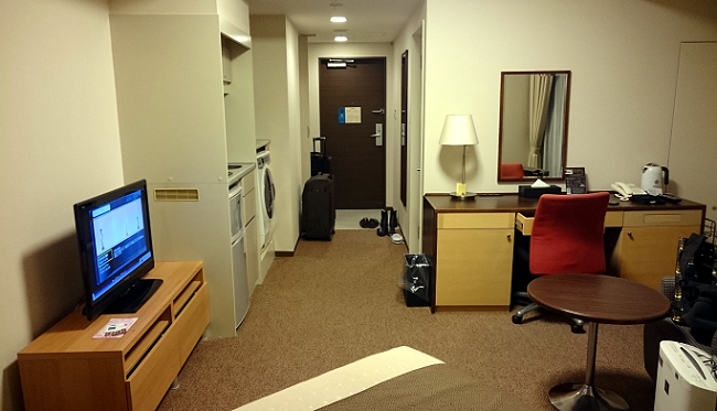 View from behind the double bed back into the room, towards the entrance. cheap hotel in Toyko