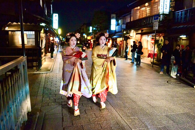 Gion Virtual Tour 1 Gion at Night Kyoto virtual tour The Real Japan